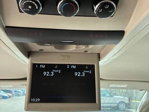 Used 2016 Chrysler Town & Country Touring w/ Driver Convenience Group FWD image 9
