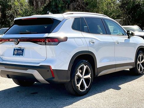 Certified 2025 Volkswagen Tiguan SE image 5