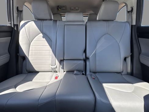 Used 2022 Toyota Highlander XLE image 14