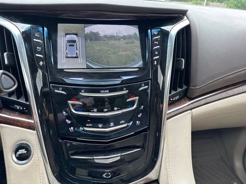 Used 2015 Cadillac Escalade Luxury AWD/4WD image 3