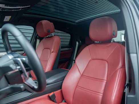 Certified 2022 Porsche Cayenne Platinum Edition image 5