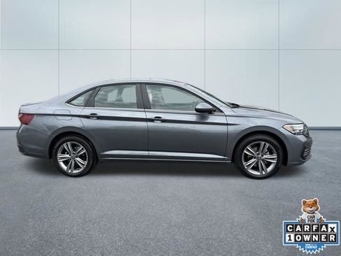 Used 2024 Volkswagen Jetta SE FWD image 2