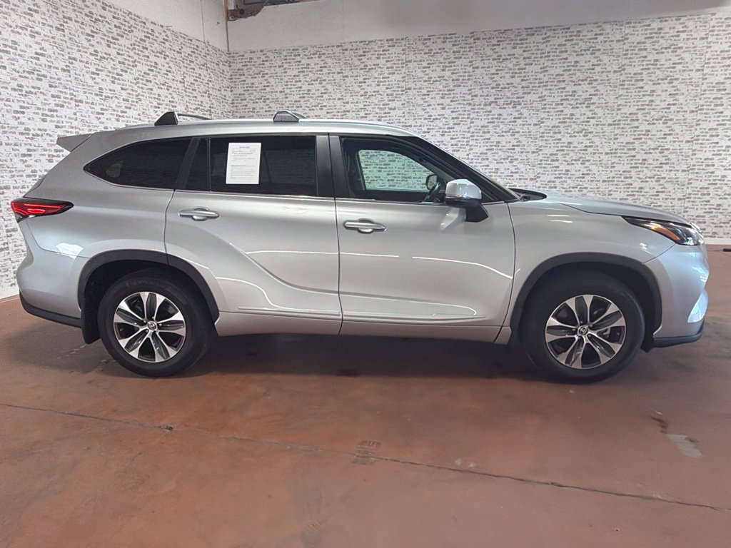 Used 2023 Toyota Highlander XLE FWD image 8