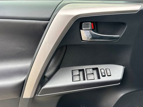 Used 2018 Toyota RAV4 XLE FWD image 11