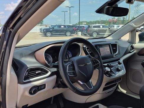 Used 2023 Chrysler Voyager LX FWD image 10