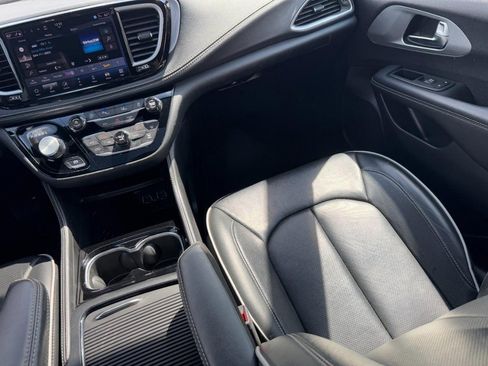 Used 2025 Chrysler Pacifica Limited image 16