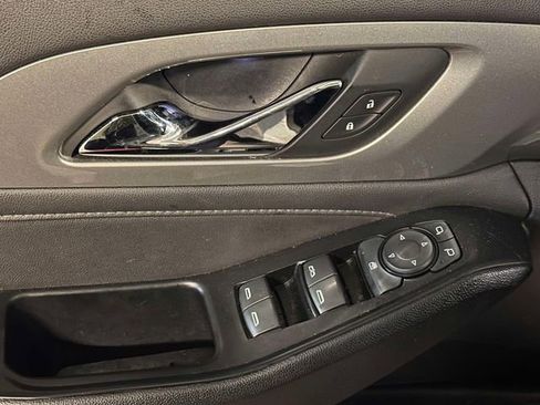 Used 2023 Chevrolet Traverse LT image 13