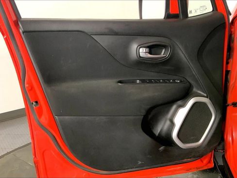 Used 2018 Jeep Renegade Latitude w/ UConnect 8.4 Nav Group image 24