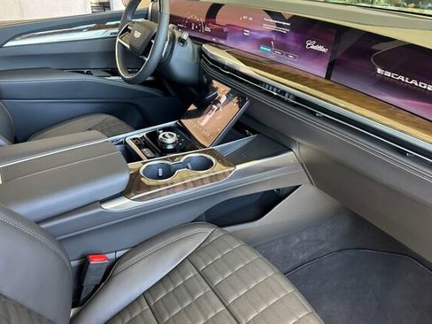 New 2026 Cadillac Escalade ESV Platinum Sport AWD/4WD image 16
