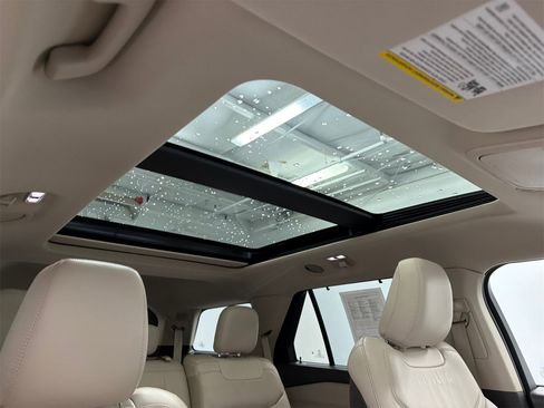 Used 2020 Ford Explorer Platinum w/ Premium Technology Package image 14