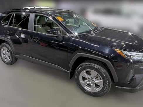 Used 2025 Toyota RAV4 XLE w/ Convenience Package image 5