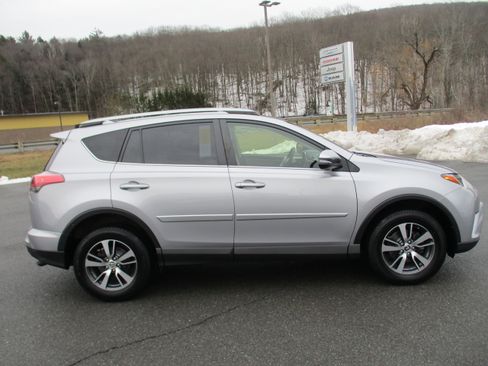 Used 2018 Toyota RAV4 XLE image 4