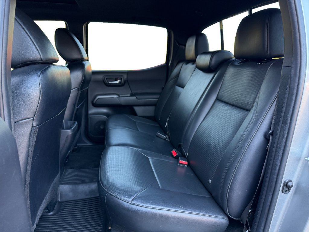 Used 2022 Toyota Tacoma TRD Sport w/ TRD Premium Sport Package AWD/4WD image 19