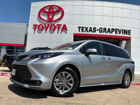 Used 2025 Toyota Sienna XLE FWD image 2
