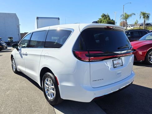 New 2026 Chrysler Pacifica Select image 3