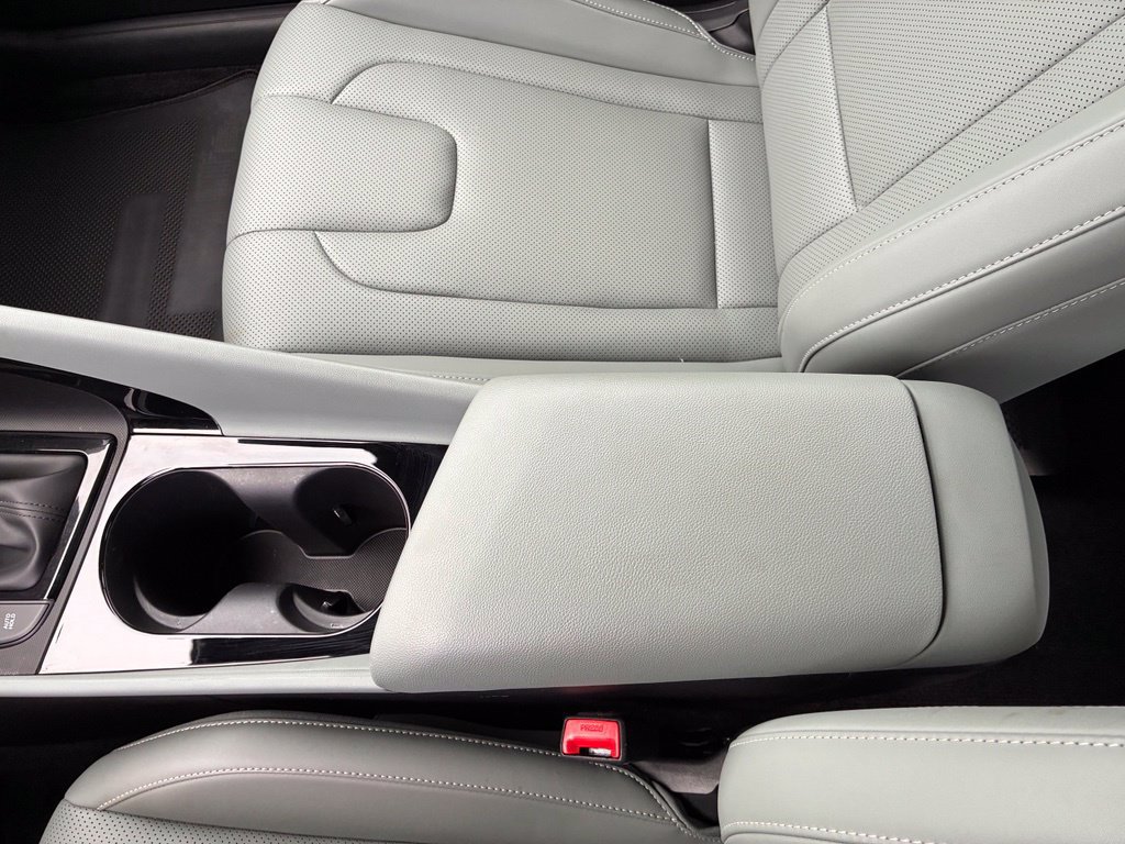 Certified 2025 Hyundai Elantra Limited FWD image 38