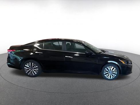 Used 2025 Nissan Altima 2.5 SV FWD image 9