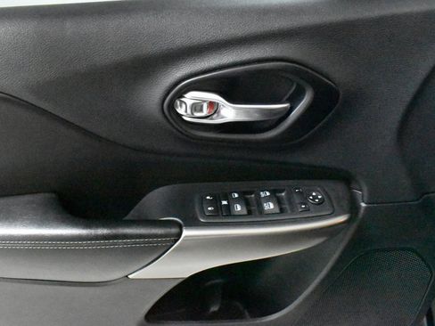 Used 2020 Jeep Cherokee Latitude Lux w/ Comfort/Convenience Group image 19