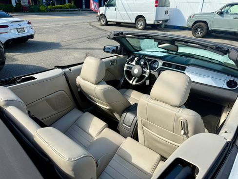 Used 2010 Ford Mustang Convertible image 26