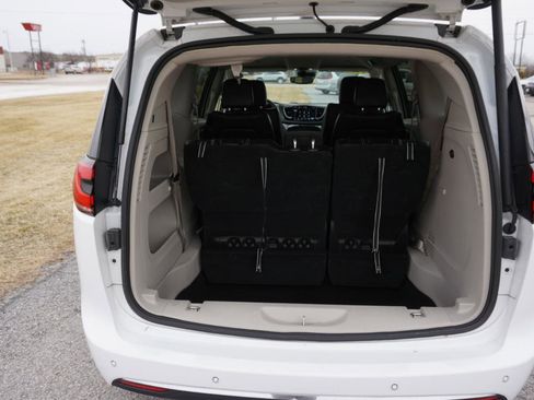 Used 2023 Chrysler Pacifica Touring-L image 20