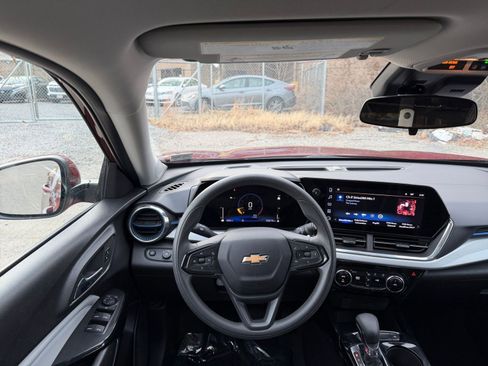 Used 2025 Chevrolet Trax LT image 32