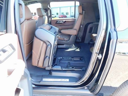 New 2025 Chevrolet Suburban High Country image 37