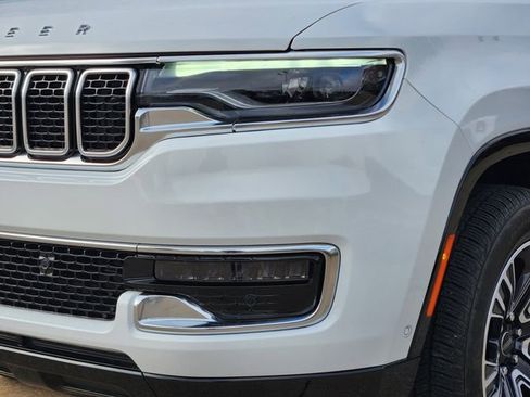 Used 2025 Jeep Wagoneer 4WD image 8