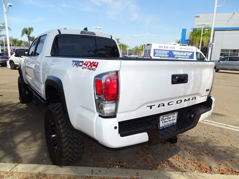 Used 2023 Toyota Tacoma TRD Off-Road w/ Technology Package AWD/4WD image 2