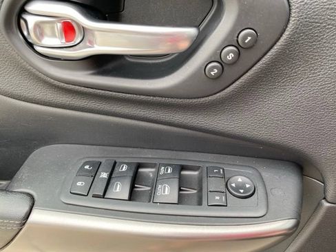 Used 2019 Jeep Cherokee Limited AWD/4WD image 30