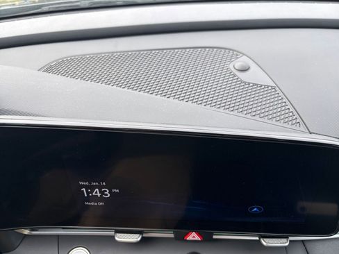 Used 2025 Hyundai Elantra SEL image 18