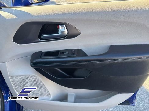 Used 2021 Chrysler Pacifica Touring-L image 35