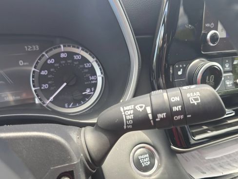 Used 2024 Toyota Highlander XLE AWD/4WD image 28