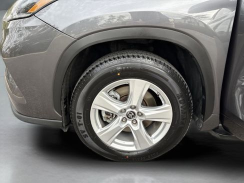 Used 2021 Toyota Highlander L image 32