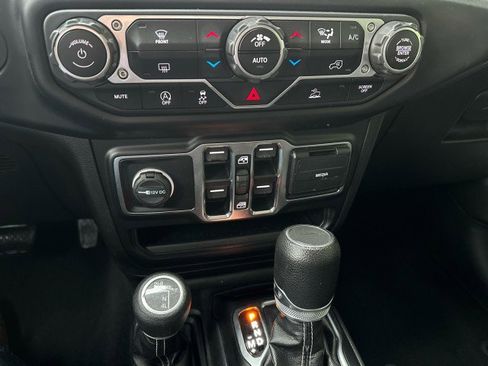 Used 2023 Jeep Gladiator Overland image 16