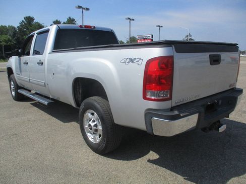 Used 2011 GMC Sierra 2500 SLE w/ SLE Preferred Package AWD/4WD image 4