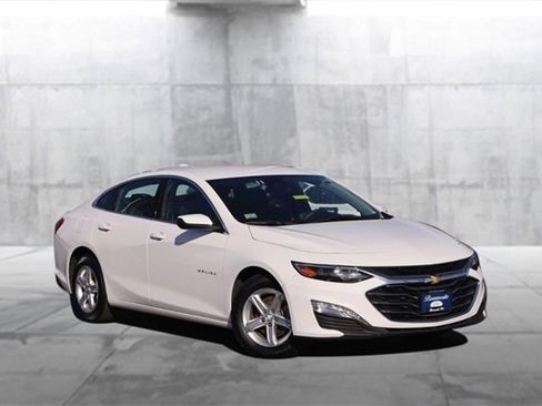 Used 2024 Chevrolet Malibu LT image 2