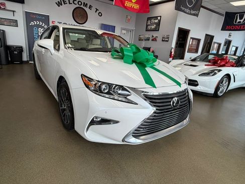 Used 2017 Lexus ES 350 w/ Luxury Package FWD image 3