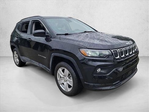 Used 2022 Jeep Compass Latitude image 3