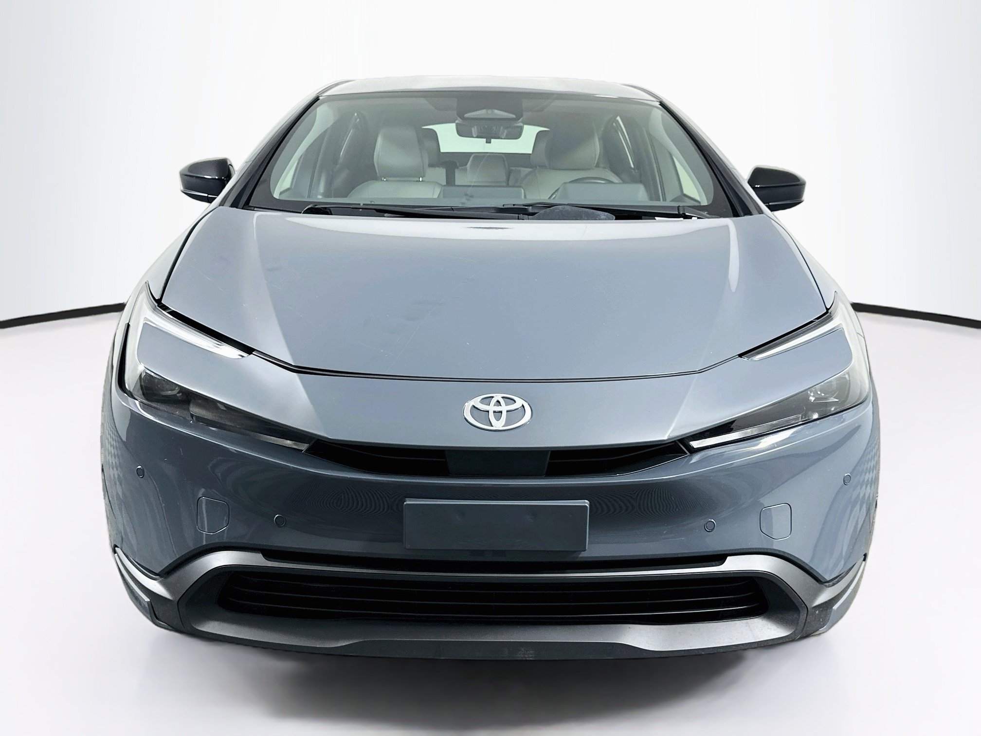Used 2025 Toyota Prius LE FWD image 2