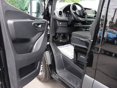 Used 2025 Mercedes-Benz Sprinter 2500 image 9