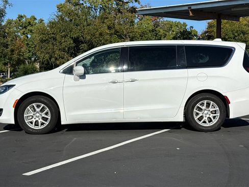 Used 2020 Chrysler Pacifica Touring image 12