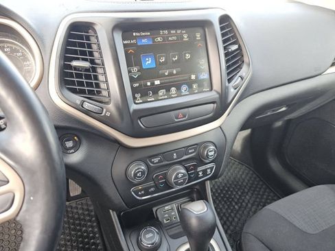 Used 2017 Jeep Cherokee Latitude w/ Comfort/Convenience Group AWD/4WD image 30