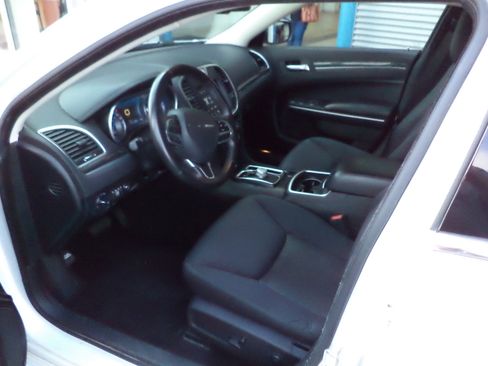 Used 2021 Chrysler 300 Touring w/ Driver Convenience Group image 2