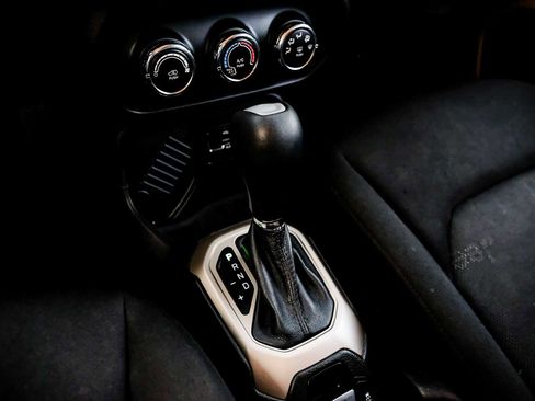 Used 2017 Jeep Renegade Latitude w/ Cold Weather Group image 19