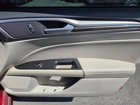 Used 2017 Ford Fusion SE w/ Fusion SE Technology Package image 14