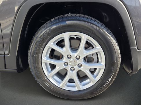 Used 2018 Jeep Cherokee Latitude Plus w/ Comfort/Convenience Group FWD image 9