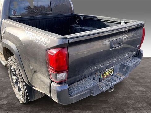 Used 2018 Toyota Tacoma TRD Sport image 5