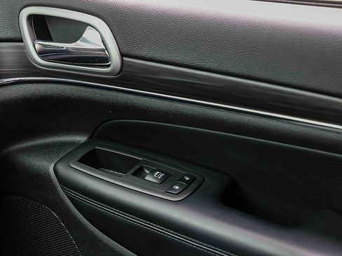 Used 2022 Jeep Grand Cherokee Limited image 15