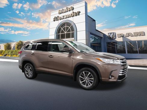 Used 2019 Toyota Highlander XLE image 1