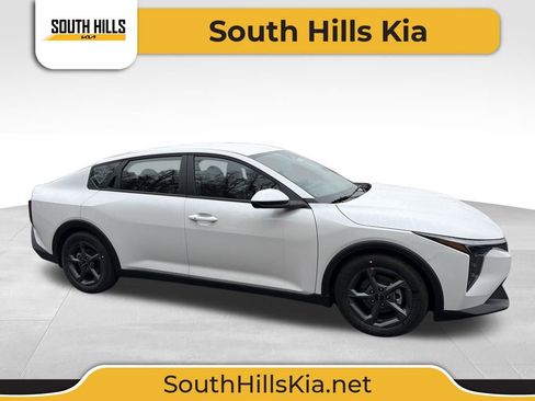 New 2025 Kia K4 LXS image 1